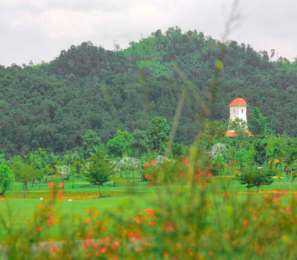 Happy City Golf & Resort Chiang Rai Buitenkant foto